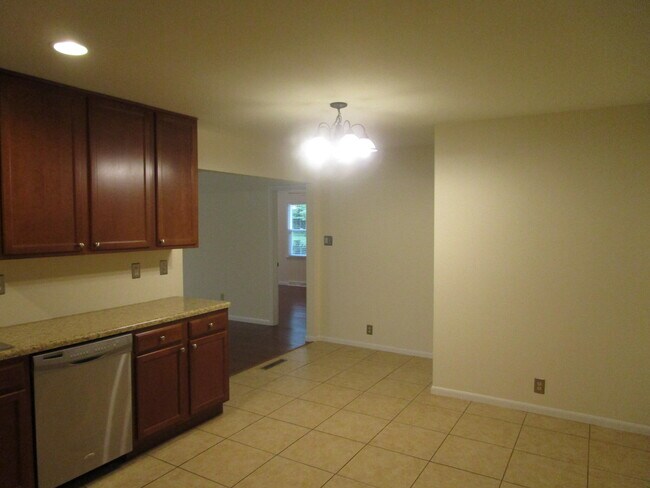 Building Photo - 305 Manor Dr