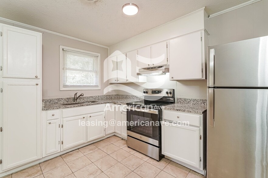 Building Photo - 2428 Amsterdam Dr