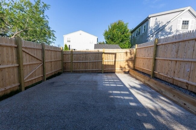 Building Photo - 18 Beach St