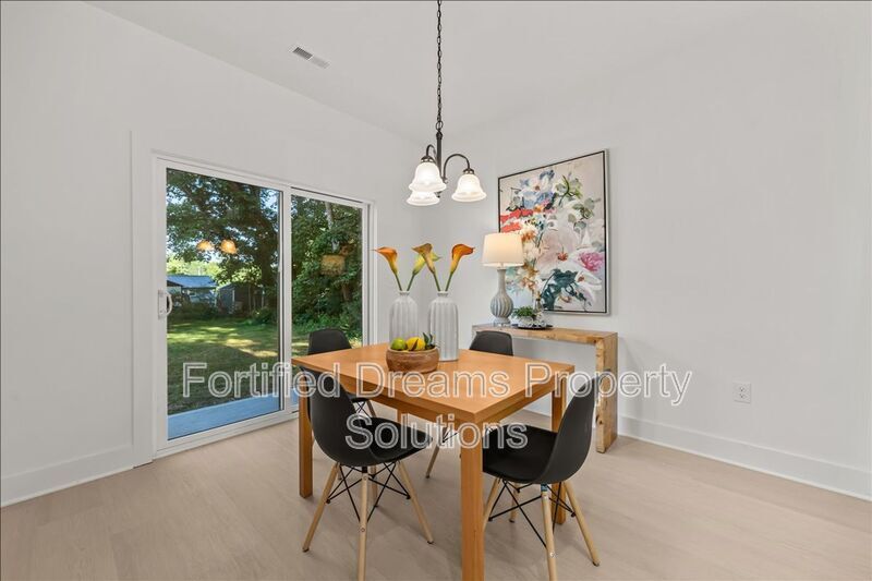 Building Photo - 210 S Carter St