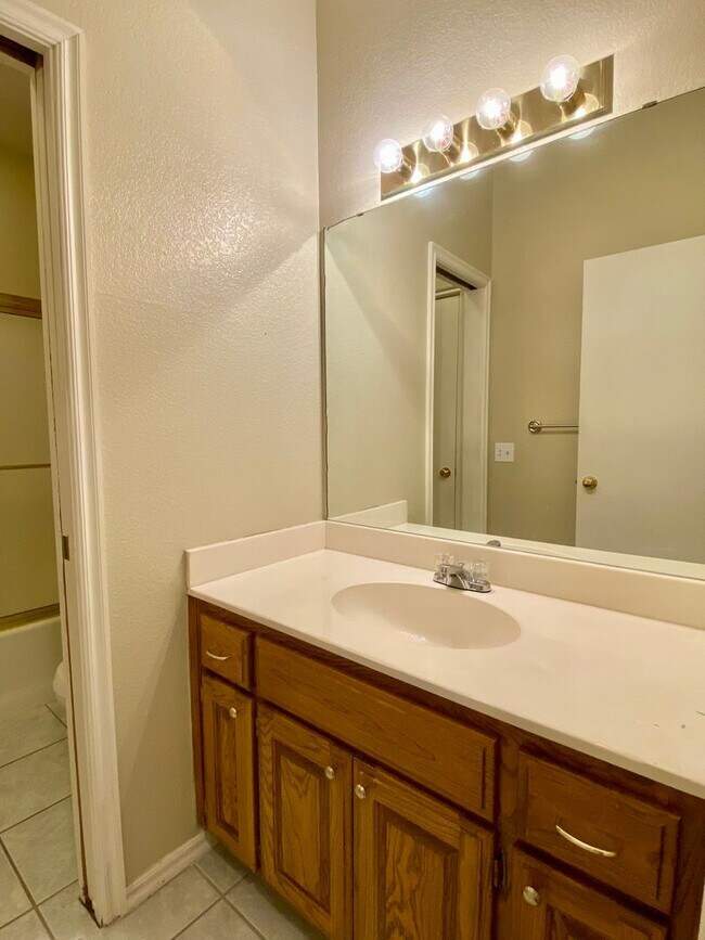 Building Photo - Wonderful 3 Bed, 2 Bath Home in Moore, OK