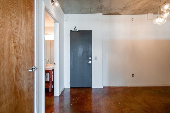 Building Photo - 600 12th Ave S