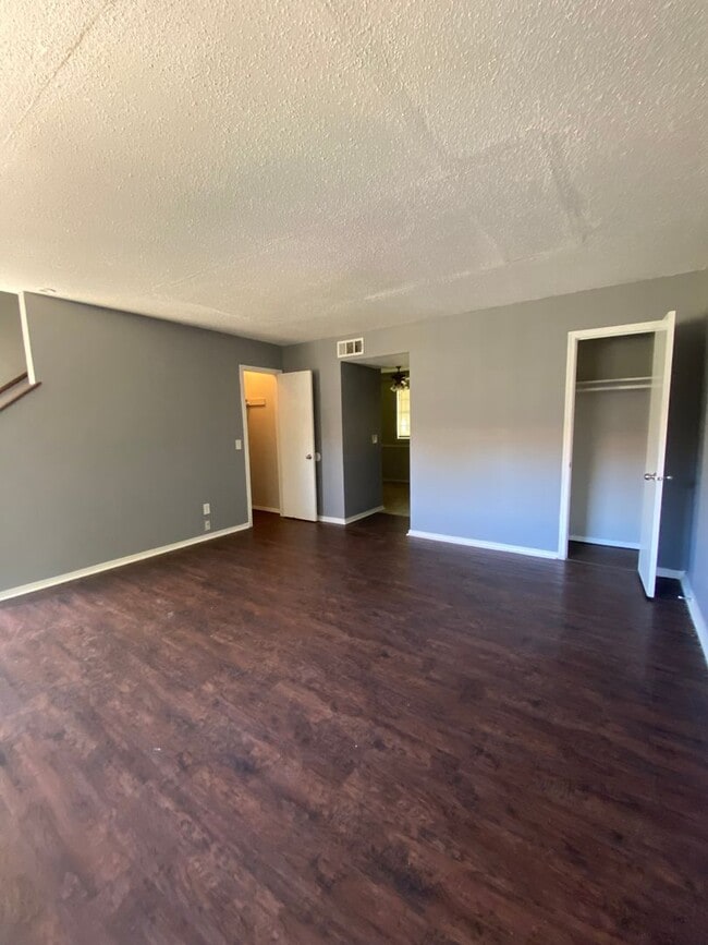 Building Photo - 2 Bedroom 1.5 Bath Apt at the Monterey Squ...