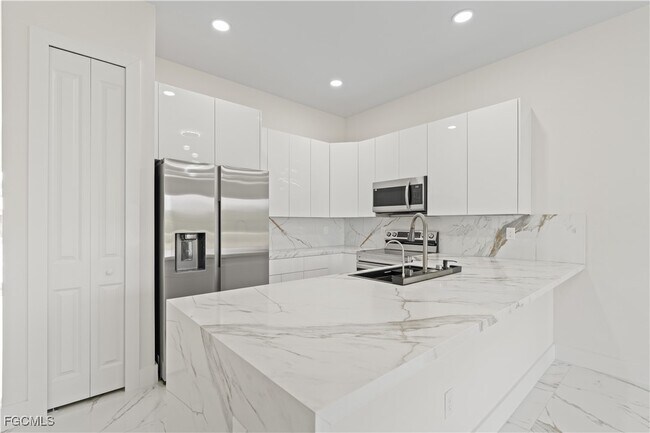 Building Photo - 428 Petite Ave