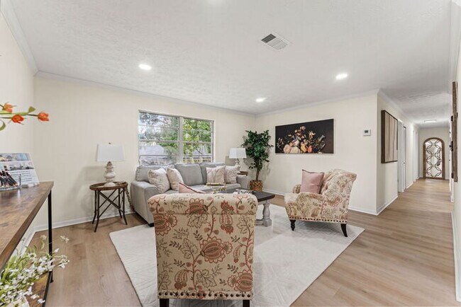 Building Photo - Orange Park 4 Bedroom Home With Upgraded Features Throughout
