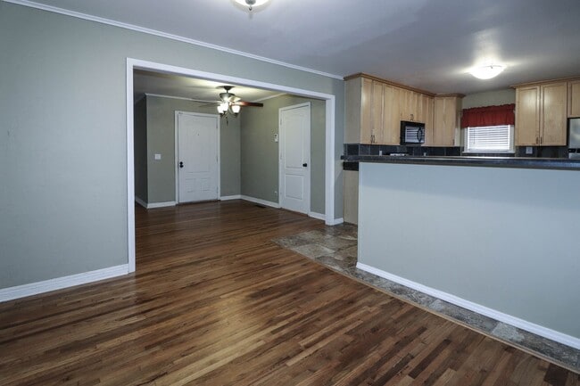 Building Photo - Cozy Bungalow in Brookside area, close to shopping for grocery, coffee shops, restaurants and muc...