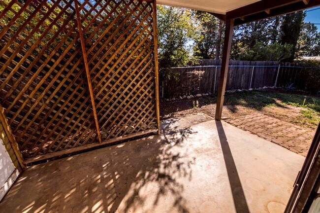 Building Photo - Welcome to this delightful 3-bedroom, 2-ba...