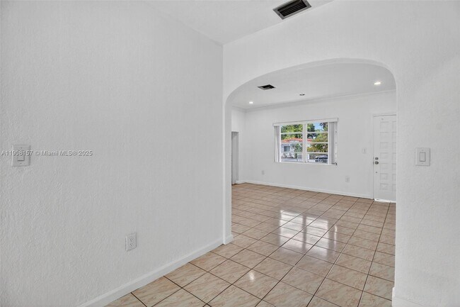 Building Photo - 2464 SW 19th St