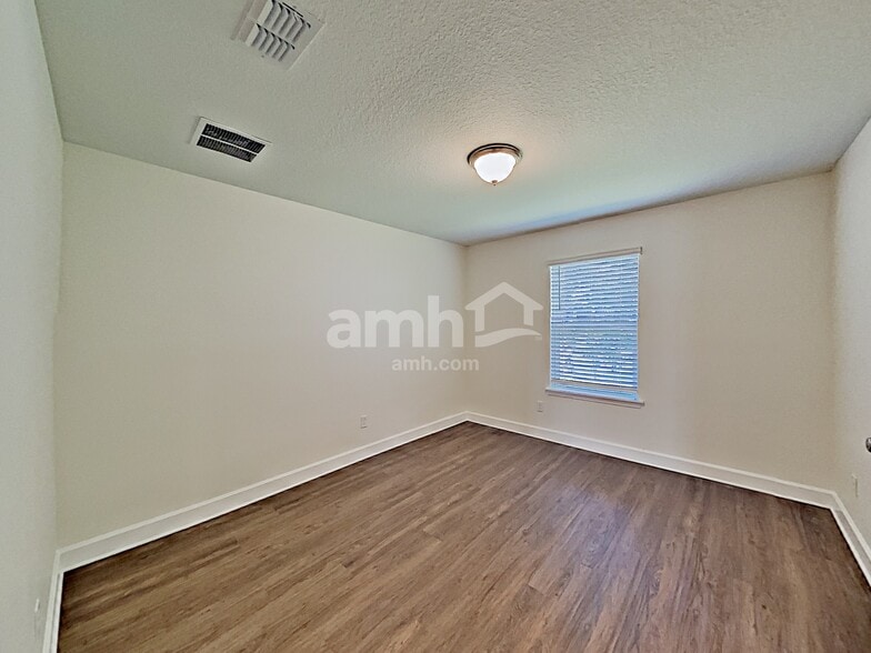 Building Photo - 3015 Creek Village Ln