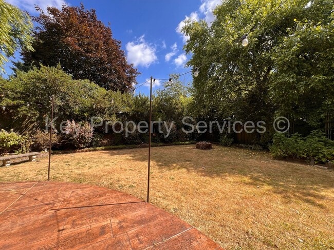 Building Photo - Beautifully Remodeled Gresham Ranch