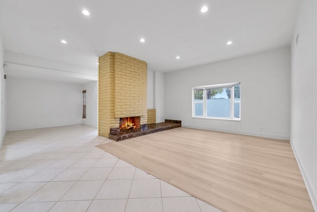 Building Photo - "Rare Single-Story Remodel: Modern 3BR End-Unit in University Park