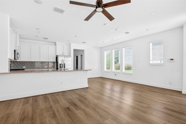Building Photo - 7613 Reis Ln