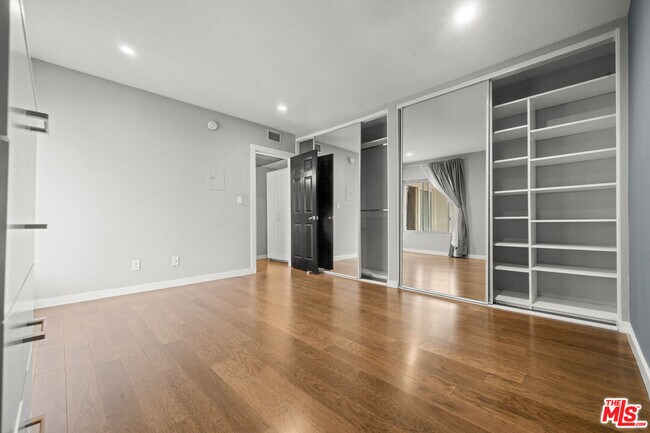 Building Photo - 141 S Clark Dr