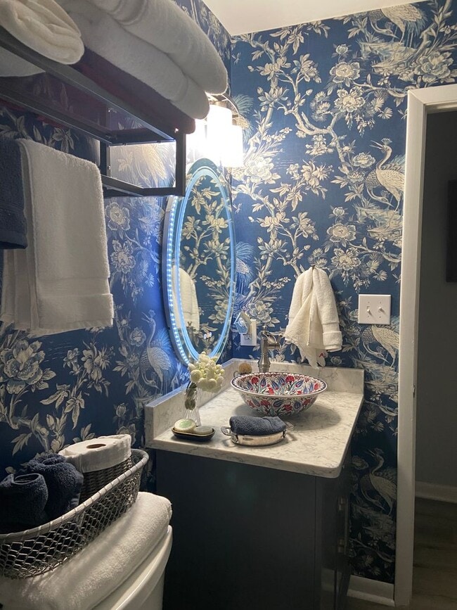 Building Photo - Charming 2 Bedroom 2 Bathroom Condo Locate...