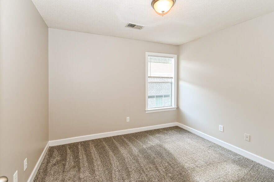 Building Photo - 8120 Woodson Dr