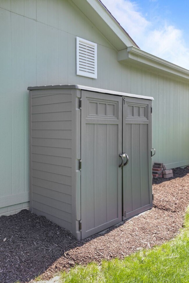 Building Photo - Stunning Raised Ranch | 4 Bedroom 3 Bathro...