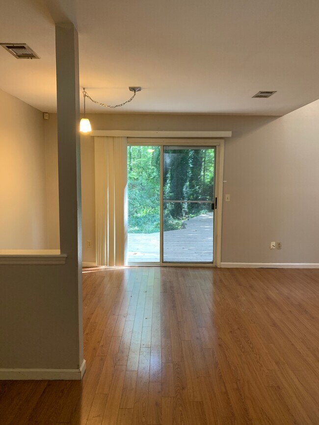Building Photo - 3/2.5 Near Downtown Available July 25, 2026~ See appt instructions in txt