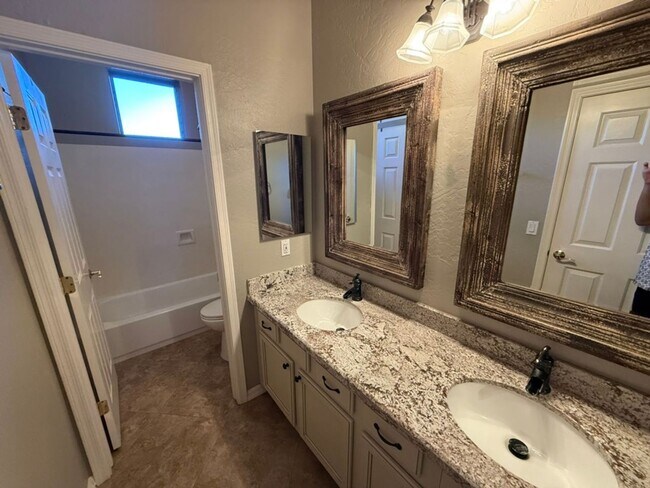 Building Photo - Beautiful 6 Bedroom - 4 Bath w/Private Poo...