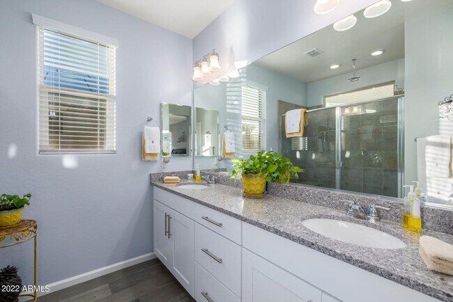 Building Photo - Gorgeous single level 4-bedroom, 3-bathroom home nestled in an upscale gated community in Peoria