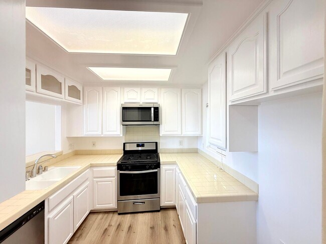 Building Photo - Gorgeous Spacious 2 Bedroom - 2 bath top f...