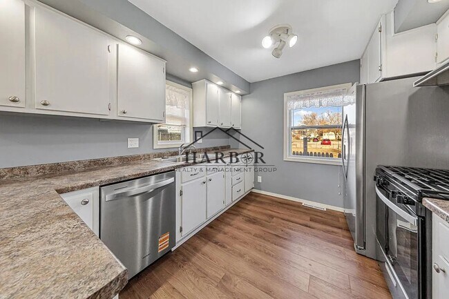 Building Photo - Pet-Friendly 3-Bedroom Gem in Prime Rochester Location