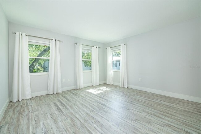 Building Photo - 6950 Avenue Des Palais