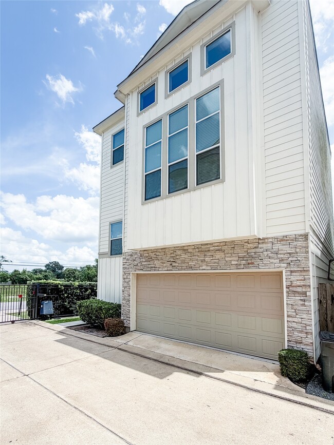 Building Photo - 1803 Crestdale Dr