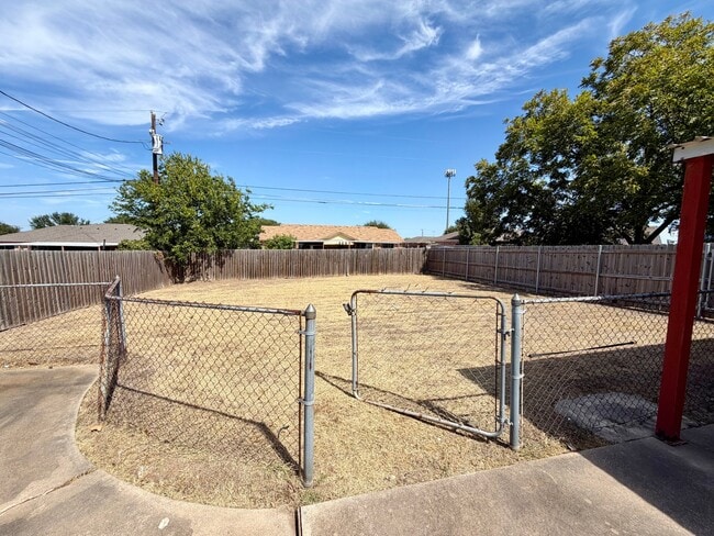 Building Photo - 512 Karen Dr