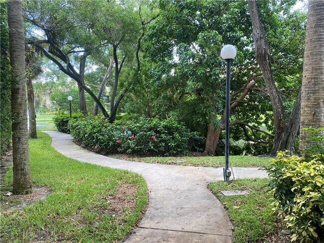Building Photo - 9999 Summerbreeze Dr