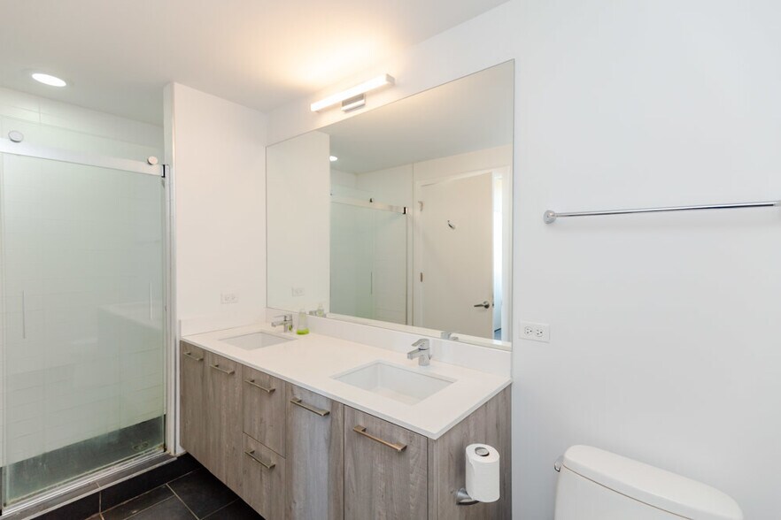 Building Photo - 1714 W Roscoe St