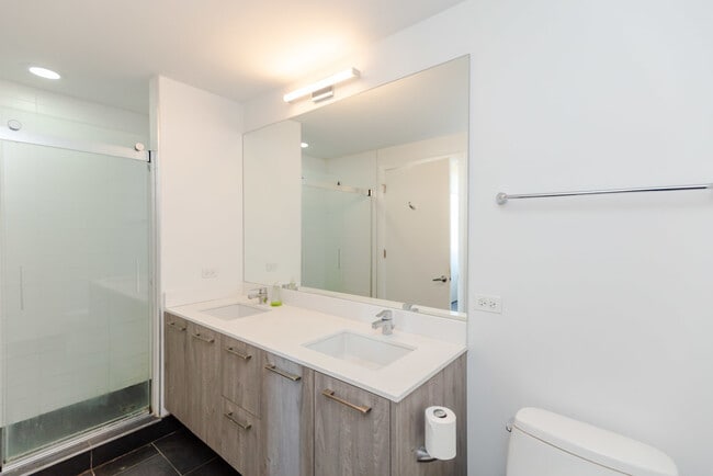 Building Photo - 1714 W Roscoe St