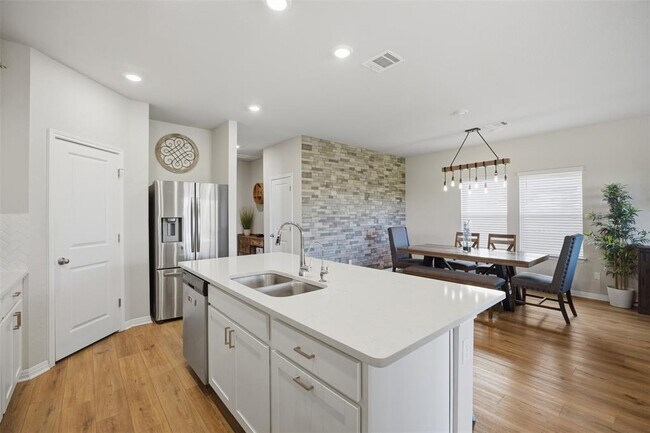 Building Photo - 904 View Dr