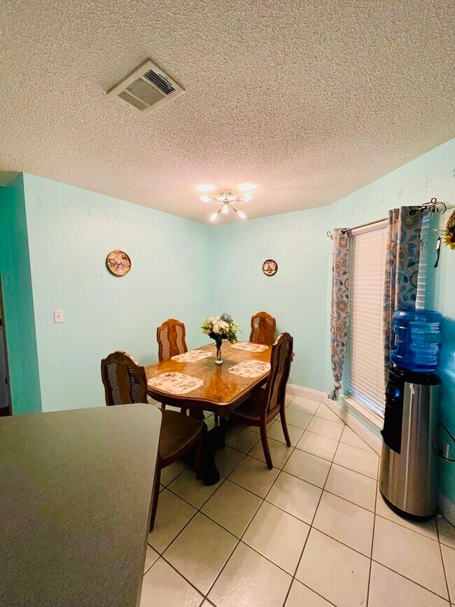 breakfast nook - 732 Denise Dr