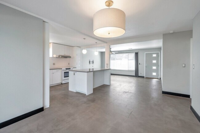 Building Photo - Scottsdale 2 bed 2 Bath Home - With a Pool!!!