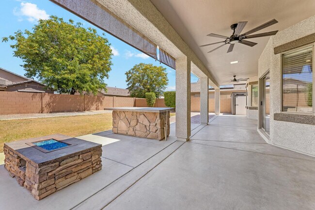Building Photo - 18024 W Maui Ln