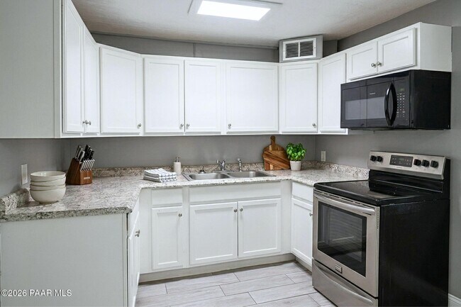 Building Photo - 2143 N Bell Ave