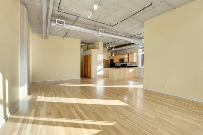 Building Photo - $2,350 - Urban 2 bed 2 bath Condo in Golde...