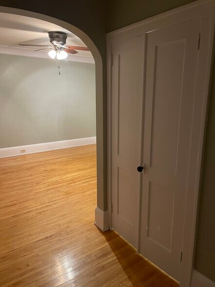 Building Photo - 320 E 5th St