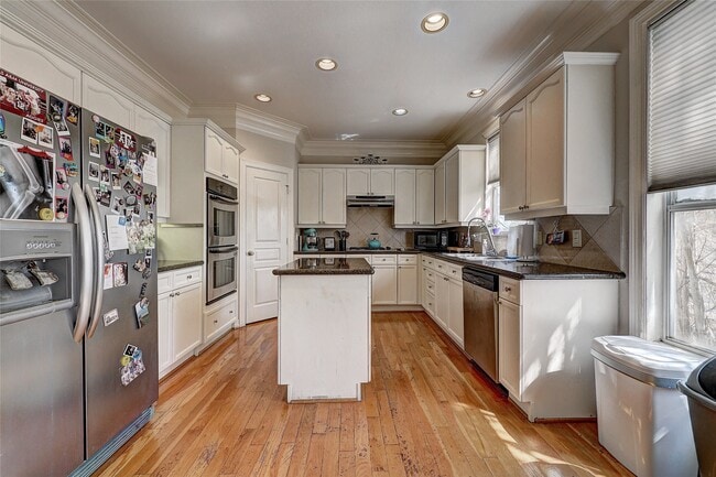 Building Photo - 835 Rosine St