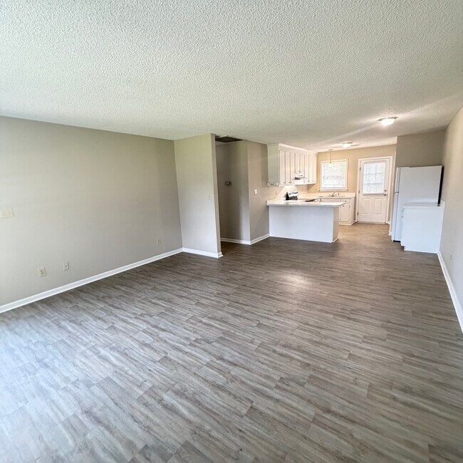 Building Photo - 6615 Cottonwood Dr