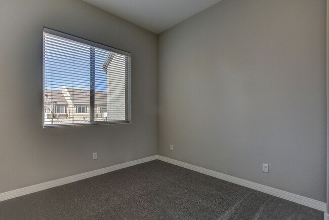 Building Photo - Rate reduction on this beautiful Townhome in Granville!