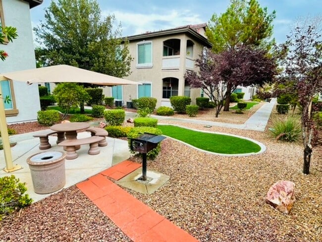 Building Photo - 2305 W Horizon Ridge Pkwy