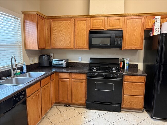 Building Photo - 2231 Naomi St