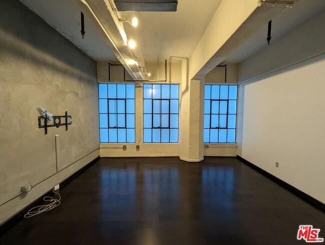 Building Photo - 746 S Los Angeles St