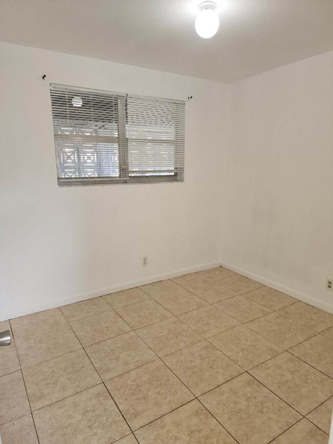 Building Photo - 5999 NW 42nd Ave