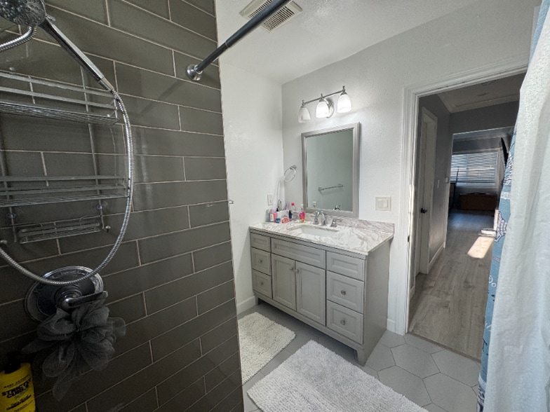 Building Photo - 1313 W 4th St