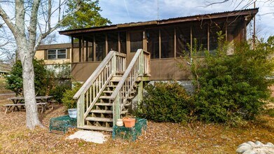 Building Photo - Quiet Getaway