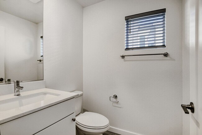 Building Photo - Stylish 2-Bedroom Townhome in Southwest Las Vegas