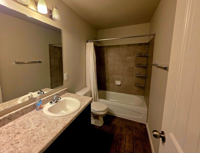 Building Photo - Charming 3 bedroom Townhome