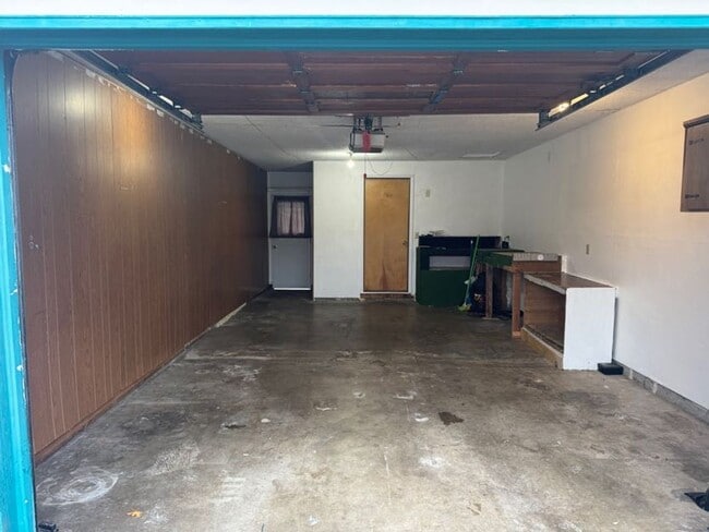 Building Photo - Large 2 bedroom duplex